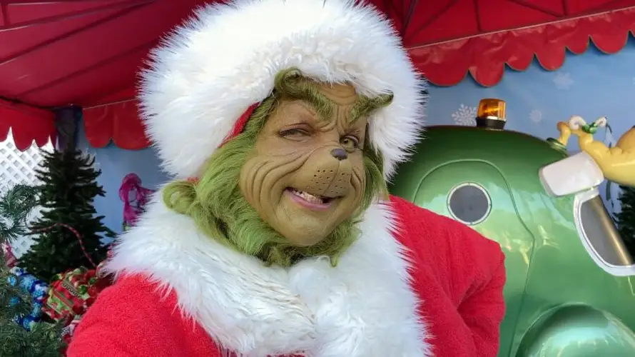 El Grinch que causa sensación y exige pupusas en Universal Studios Hollywood