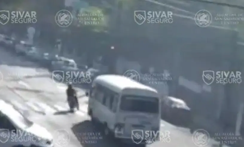 Video: Microbús arrolla a motociclista y choca contra varios vehículos estacionados en la Alameda Roosevelt