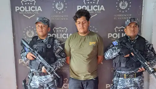 Arrestan a joven grabado en cámara mientras hurtaba cascos de motocicleta en Sensuntepeque