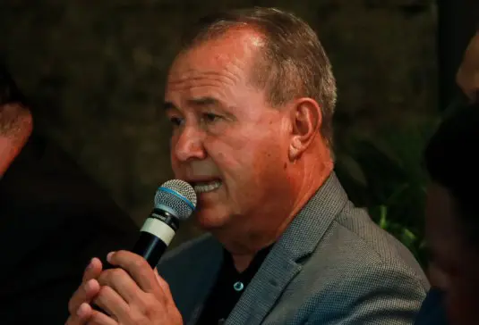 FAS anuncia la salida de su director deportivo, Efraín Flores