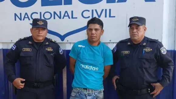 PNC arresta a un motociclista con 181 grados de alcohol tras chocar contra un poste en Santa Ana