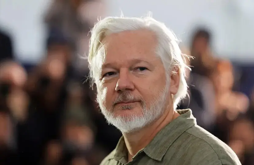El fundador de WikiLeaks denuncia a Fundación Nobel por "facilitar crímenes de guerra" con premio a Machado