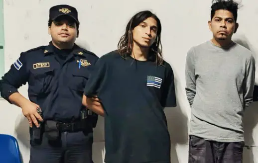 Arrestan a dos señalados de transportar una porción grande de marihuana en La Libertad Costa