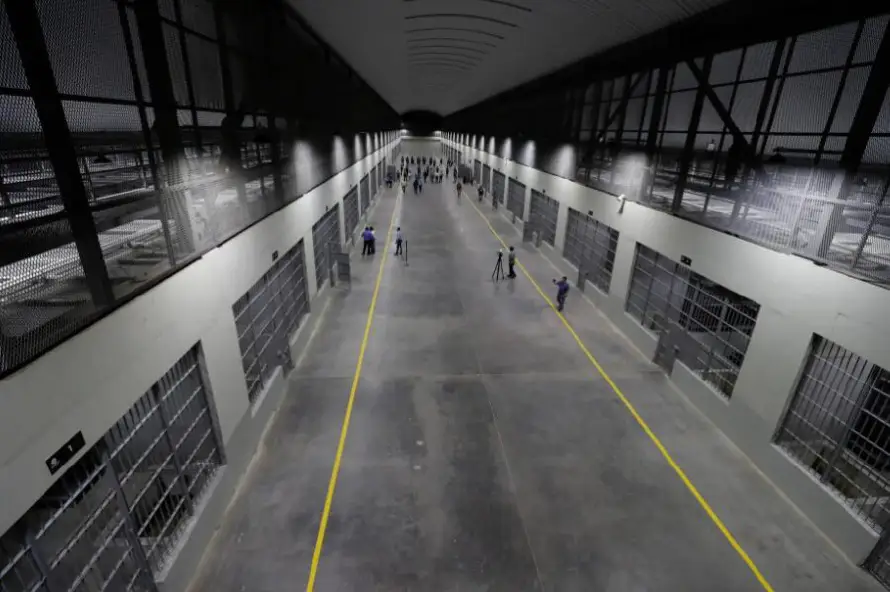 Polémica en la CBS al aplazar reportaje sobre el CECOT