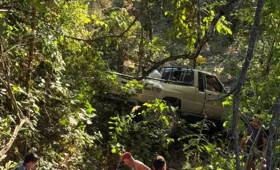 Un pick up cae a un barranco en Metapán y deja un muerto y 10 lesionados
