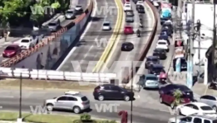 VMT multa con $150 a conductor que transitaba en sentido contrario en monumento a la Constitución