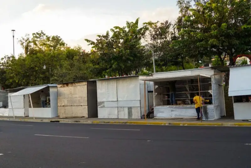 Instalan 27 ventas de pólvora en la Plaza Masferrer para fiestas de fin de año