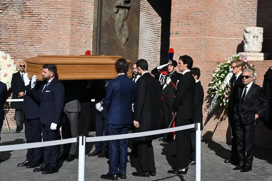 Valentino es despedido en su funeral, con presencias como Anne Hathaway