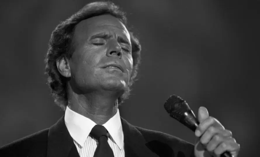 Julio Iglesias niega haber abusado, coaccionado o faltado al respeto a ninguna mujer