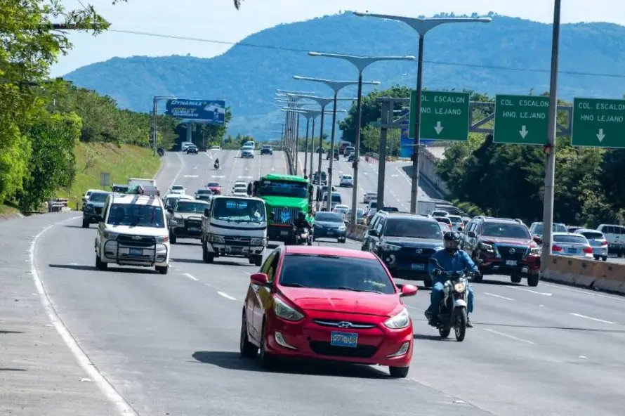 VMT multa a motociclista que fue captado en video haciendo zigzag sobre el bulevar Monseñor Romero