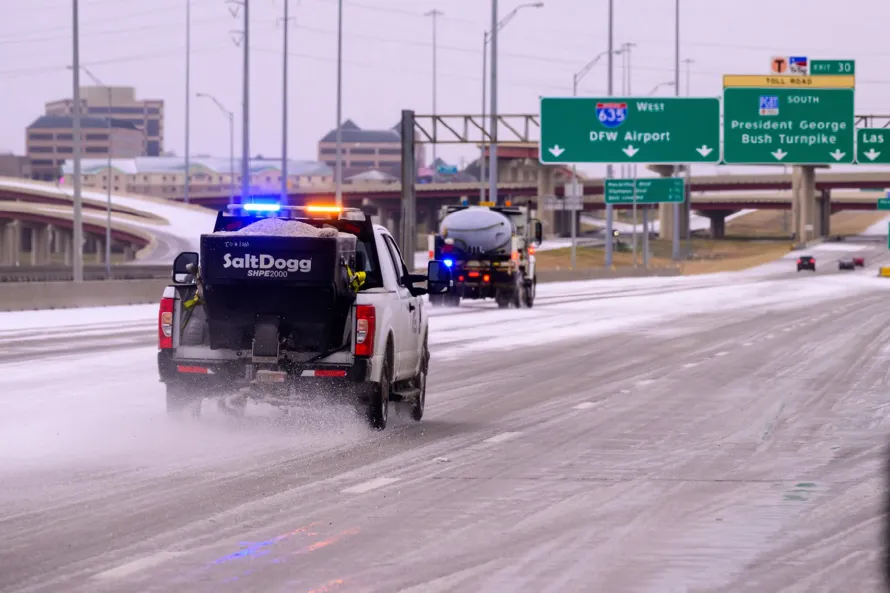 Casi la mitad de EE.UU. declara emergencia por temporal de nieve y hielo