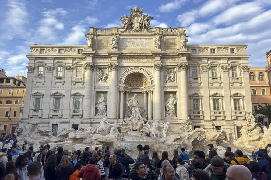 Acercarse a la Fuente de Trevi, en Italia, será de pagado desde el lunes y tendrá cerco desmontable