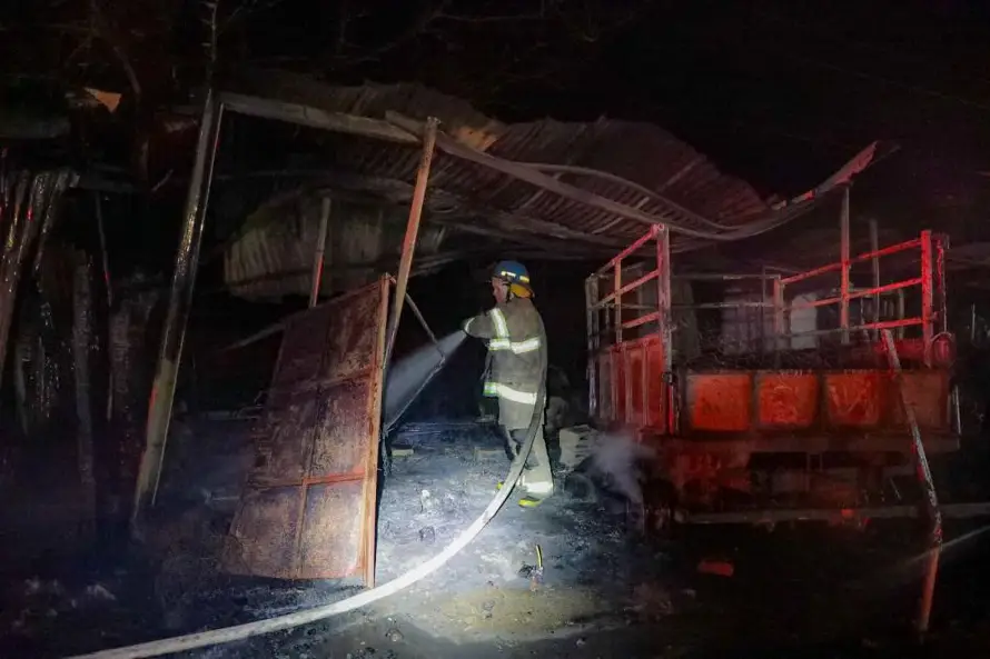 Incendio consume cuatro estructuras de lámina y tres vehículos en Aguilares