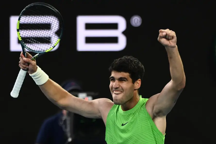 El tenista español Carlos Alcaraz avanza a su primera final en Australia tras vencer a Alexander Zverev