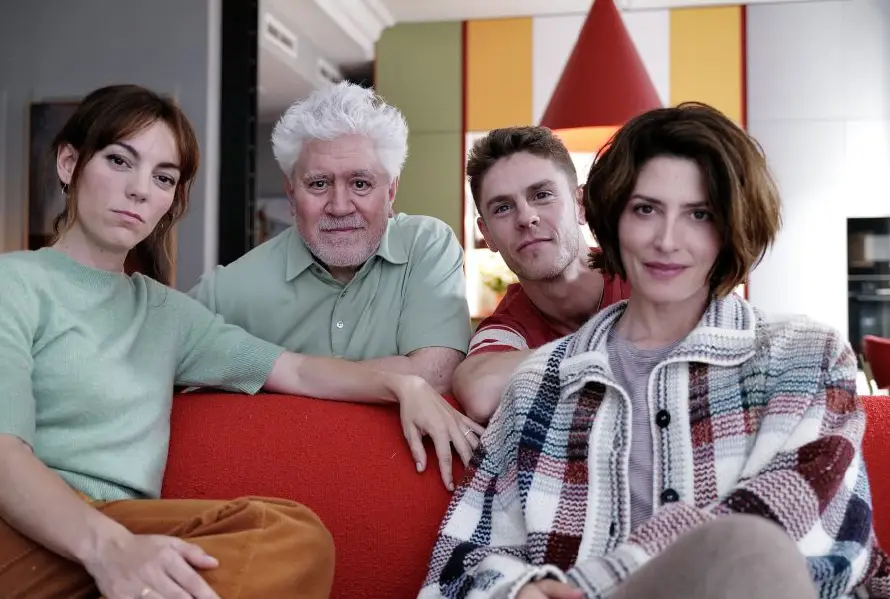 Potentes escenas anuncian la "Amarga Navidad" de Pedro Almodóvar