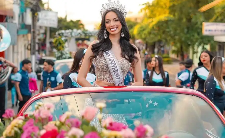 Giulia Zanoni desató furor a bordo de un convertible rojo en Cojutepeque