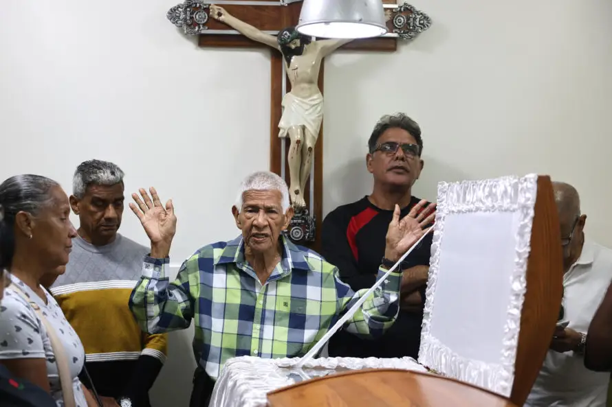 Una ceremonia íntima para despedir a una anciana fallecida durante los ataques de EE.UU.