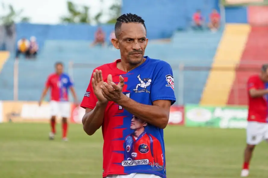 Realizan partido de homenaje y despedida al exgoleador salvadoreño Williams Reyes
