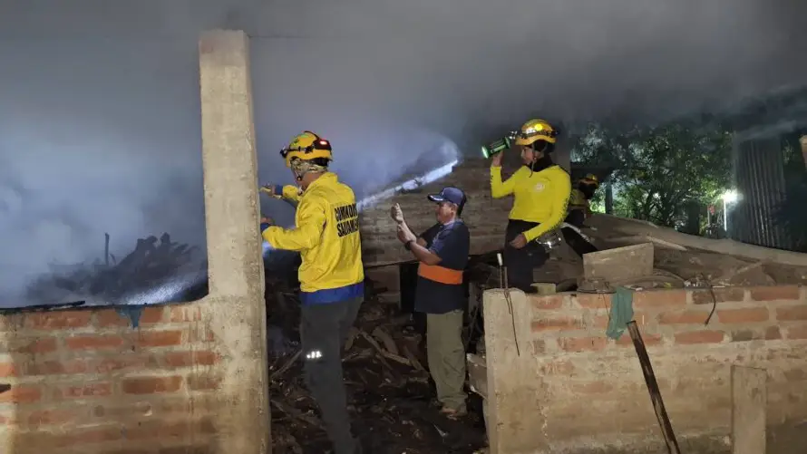 Un incendio consume una galera con  madera seca en Ciudad Arce