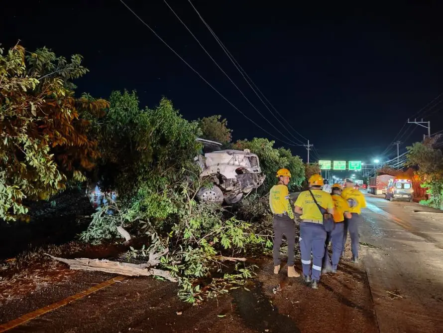 Una pipa vuelca en el redondel El Ángel de Nejapa