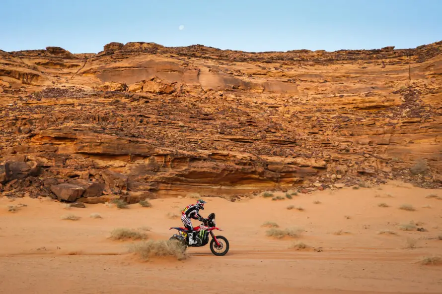 El piloto español Tosha Schareina gana etapa maratón y lidera el Dakar 2026 en motos