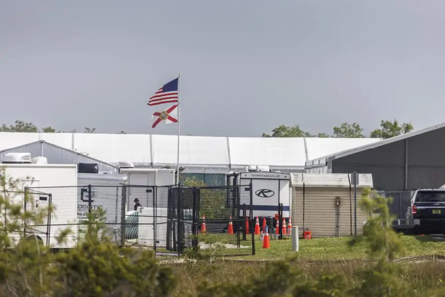 Juez ordena a Florida publicar los archivos sobre el centro migratorio Alligator Alcatraz