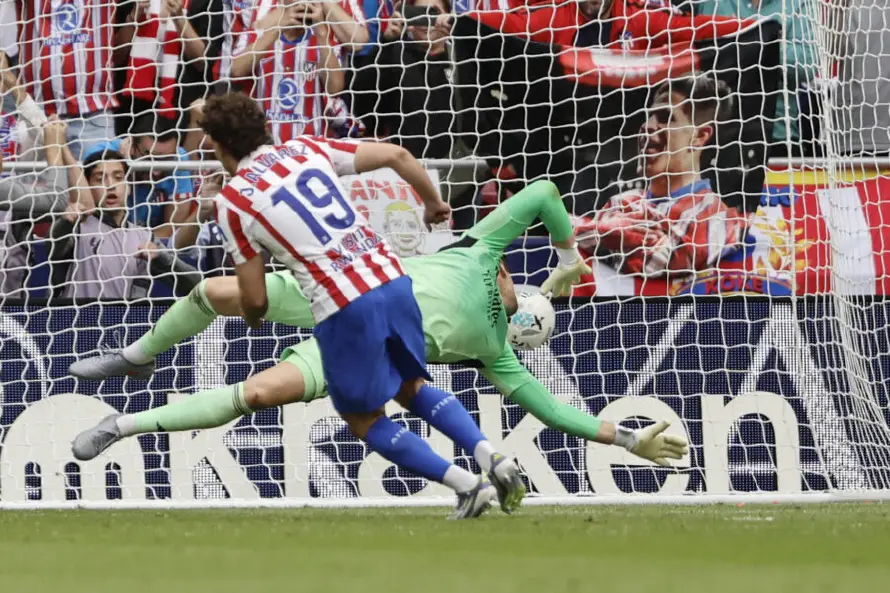 Julián Álvarez, delantero del Atlético, busca reencontrarse en el derbi madrileño tras un bajón goleador