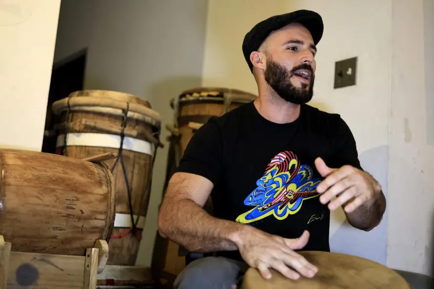Artesanos preservan la percusión de Puerto Rico que suena con Bad Bunny