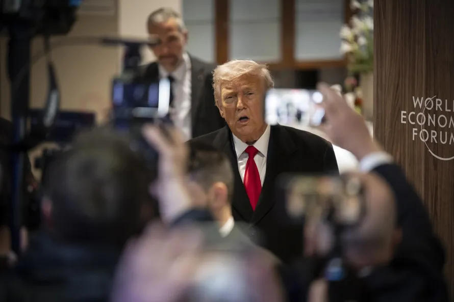 Trump llega a Davos con ánimo provocador y acaba anunciando un preacuerdo sobre Groenlandia