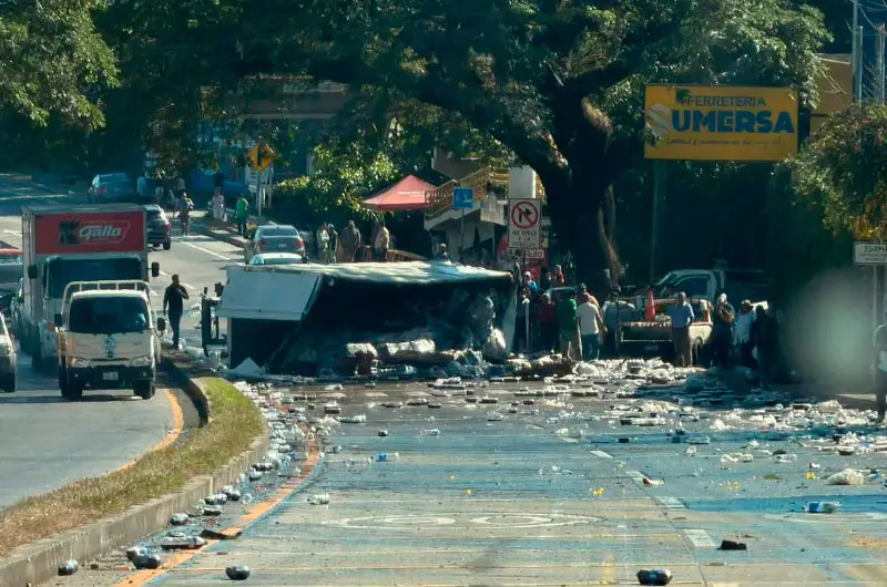 Camión que transportaba bebidas vuelca en Zaragoza