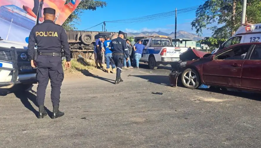 Vuelca camión y choca contra vehículo en Ciudad Arce: cuatro lesionados