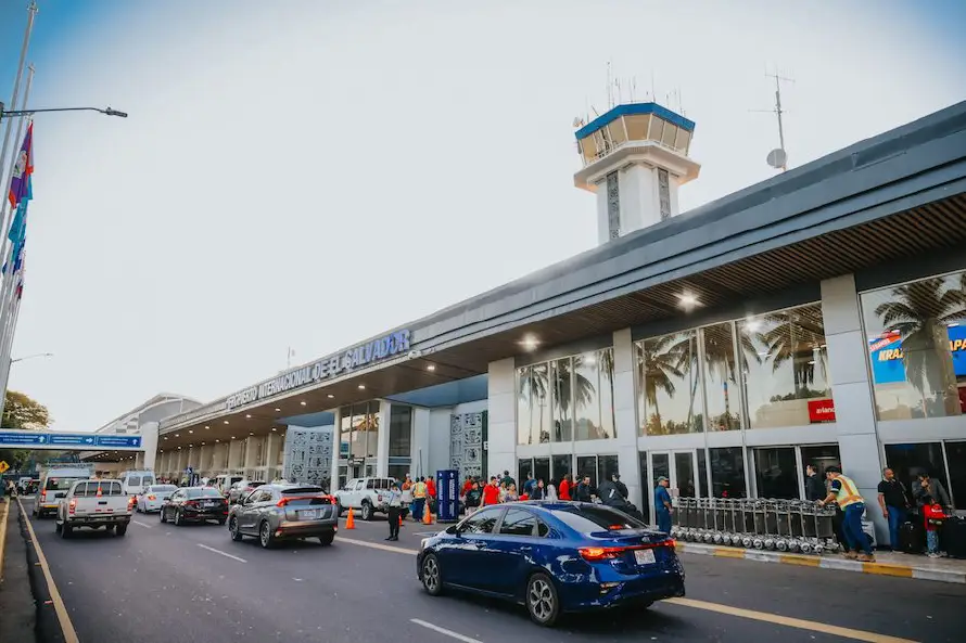 Presupuestan para 2026 primeros fondos de préstamo para edificio con 2,050 plazas vehiculares en el Aeropuerto Internacional