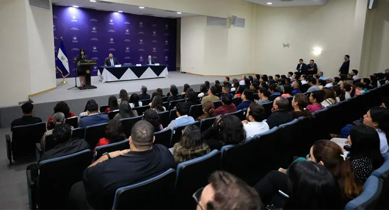 Gobierno entrega 20 agrobecas a jóvenes salvadoreños para estudiar en universidad de Honduras