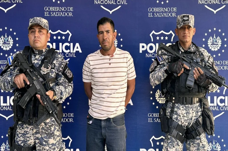 Capturan a hombre acusado de asesinar a su pareja en Santa Ana