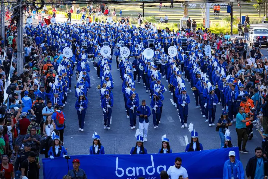 Más de 1,000 jóvenes de la Banda El Salvador realizan Desfile de Año Nuevo 2026