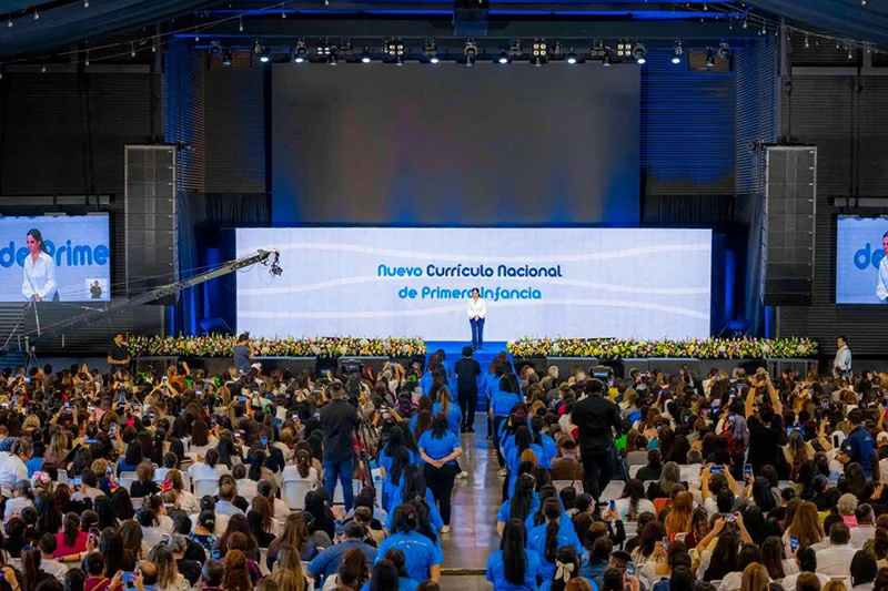 Gabriela de Bukele presenta el nuevo Currículo Nacional de Primera Infancia