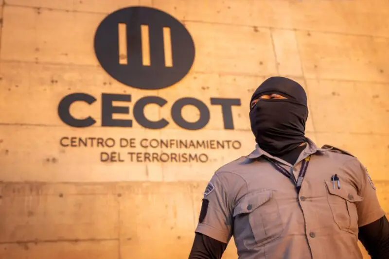 Bukele dice no ha habido ni una sola muerte en el CECOT y no han usado armamento letal contra reclusos