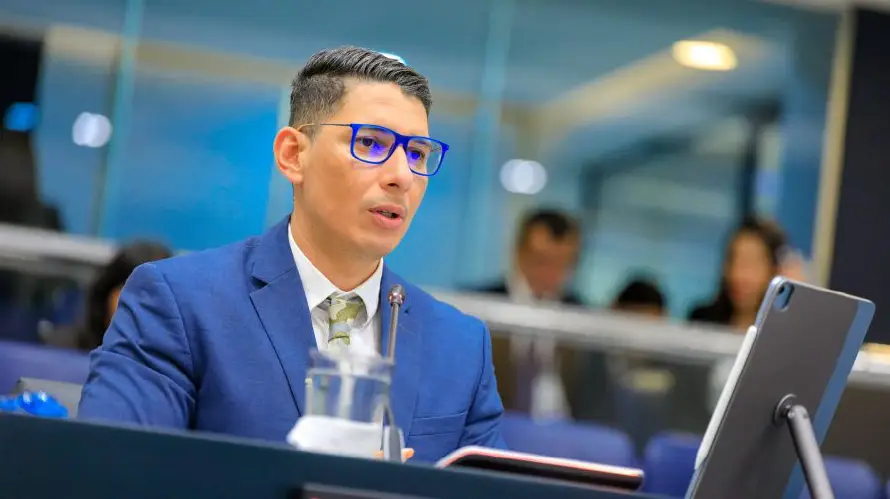Diputado Raúl Chamagua denuncia en redes "ataque" contra su vehículo