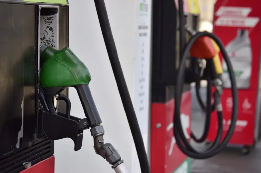 La factura petrolera de El Salvador aumentó 25 % y superó los $1,180 millones a mayo