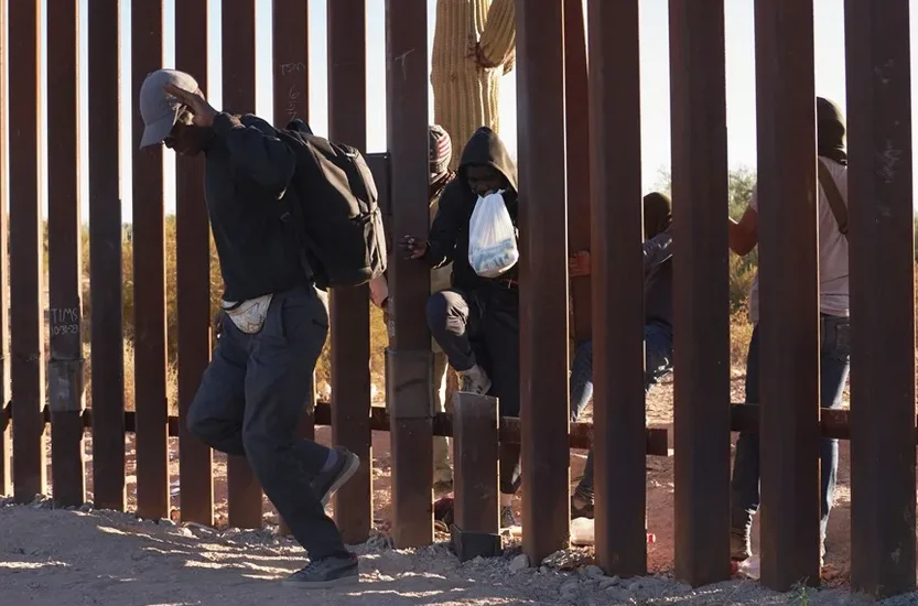Muertes de migrantes en frontera de Arizona y México caen, con 113 en 2025, a niveles "históricos"