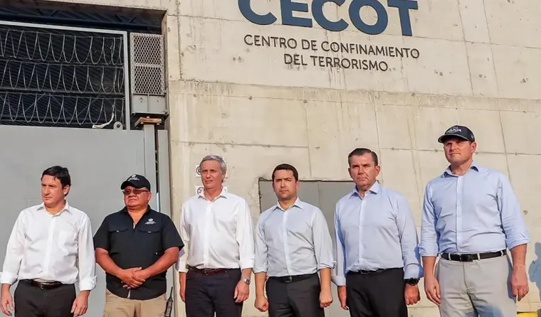 Presidente de Chile llega esta noche a El Salvador interesado en política carcelaria y posible segunda visita al CECOT