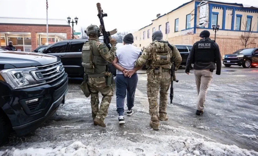 Minnesota declara emergencia y alista la Guardia Nacional tras muerte de una mujer por ICE
