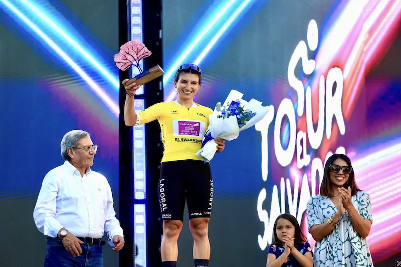 Chilena Catalina Soto gana el prólogo del Tour El Salvador 2026 en el Centro Histórico