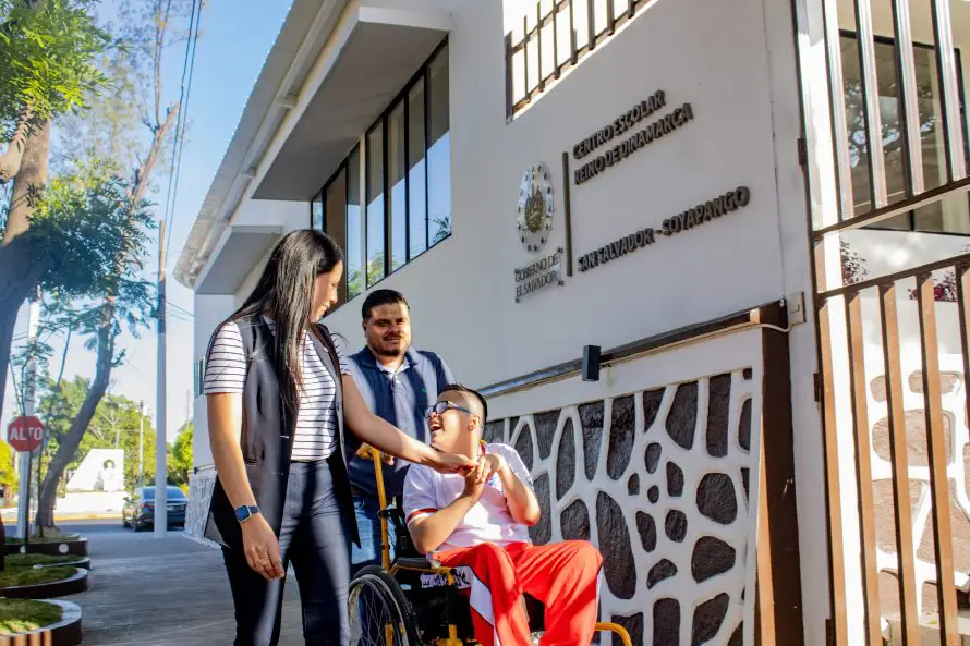 Diego, el niño que rompe barreras al inicio del año escolar en el Centro Escolar Reino de Dinamarca