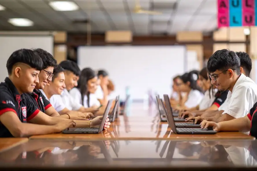 Educación ha invertido cerca de $100 millones en dispositivos electrónicos al año para alumnos del sector público