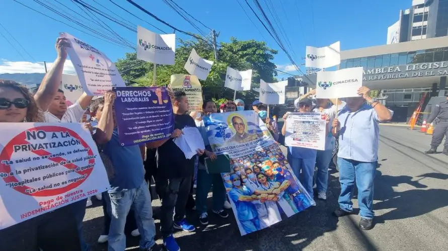 Despedidos del Hospital Rosales exigen su indemnización frente a la Asamblea Legislativa