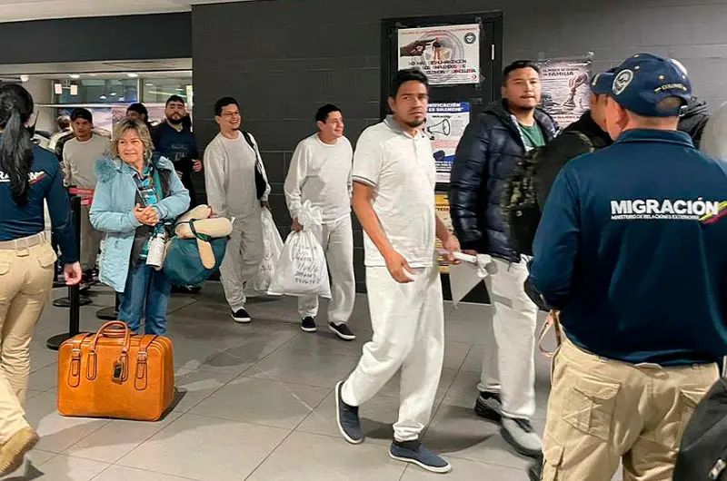 Colombia acuerda con EE.UU. seguir haciendo vuelos para el retorno de deportados