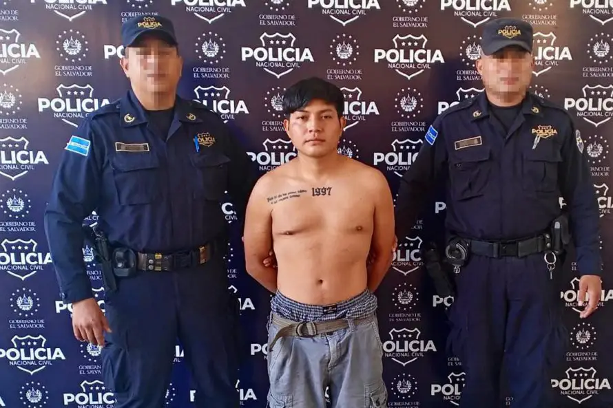 Detienen a hombre con 275 grados de alcohol que provocó accidente en Cojutepeque