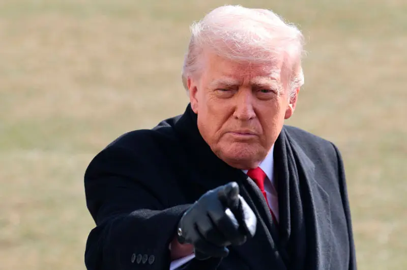 Trump firma una orden para imponer nuevo arancel global del 10% tras bloqueo del Supremo