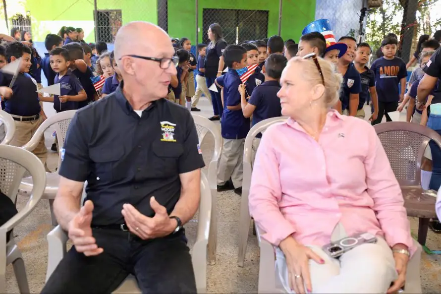 Encargada de negocios de EE.UU. visita programa de prevención de pandillas de la Fundación Moody